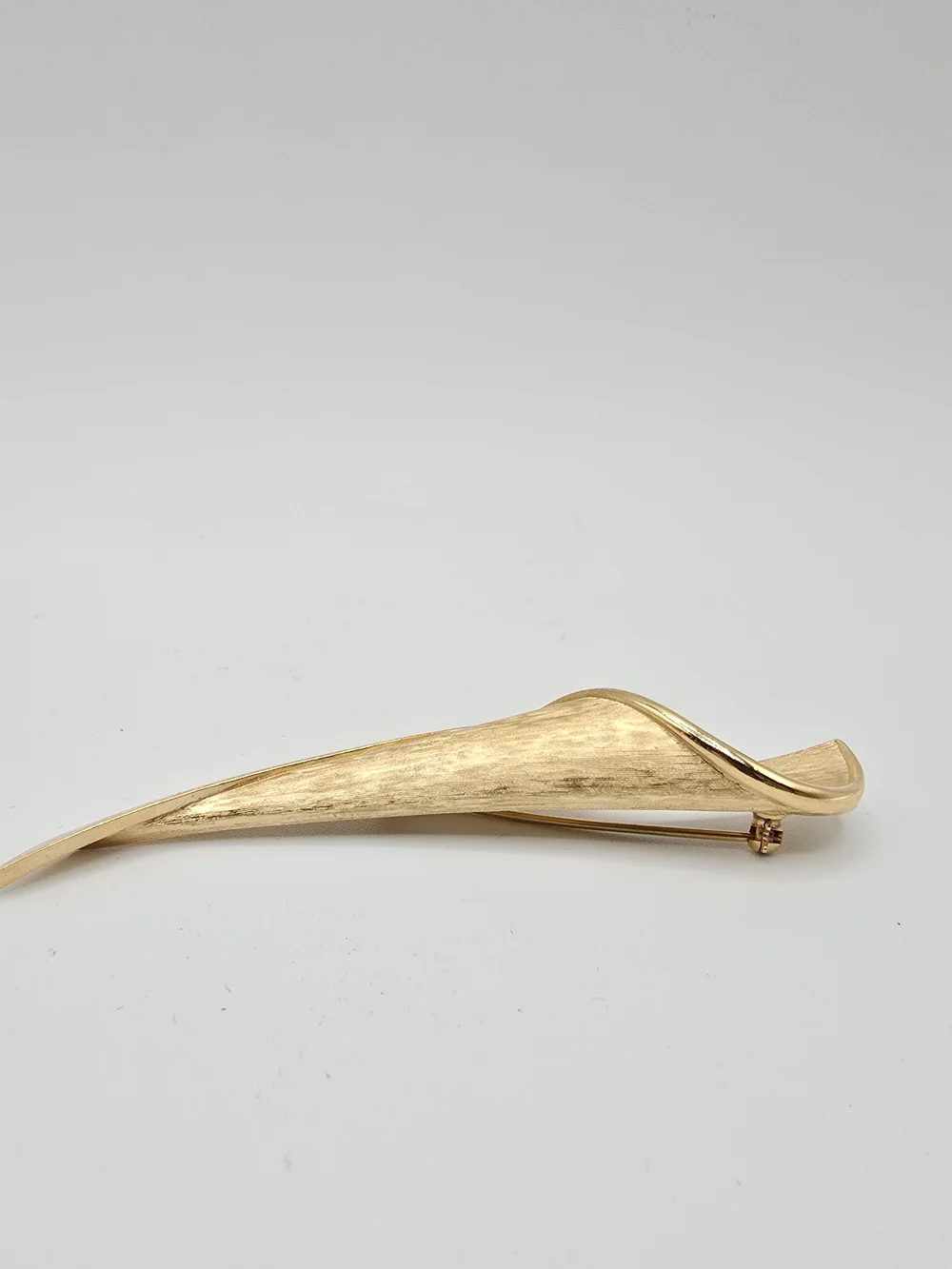 VTG Crown Trifari Brooch Gold Tone Ribbon Pin Brushed Finish Modernist 3.5